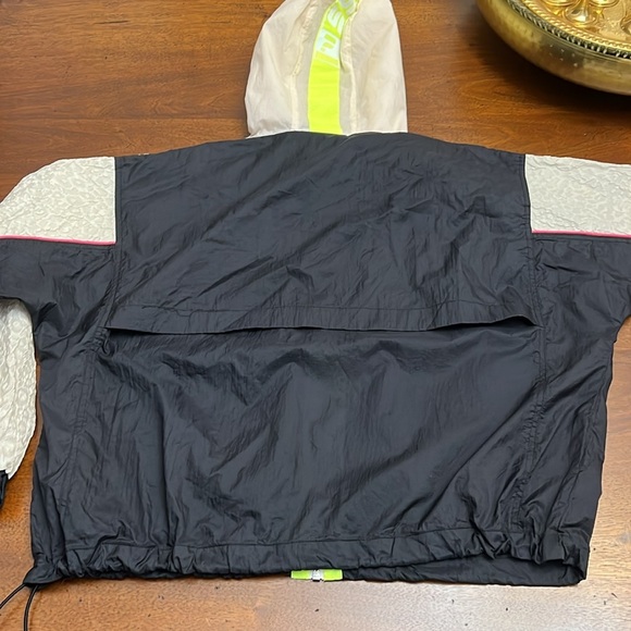 GUESS WINDBREAKER SUPER CUTE GUESS JACKET ZIPPER LIGHT WEIGHT HOODIE STYLE ZIP - Picture 8 of 15